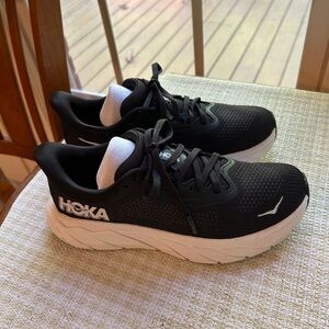 HOKA ARAHI 7  / black/ white / Size 7